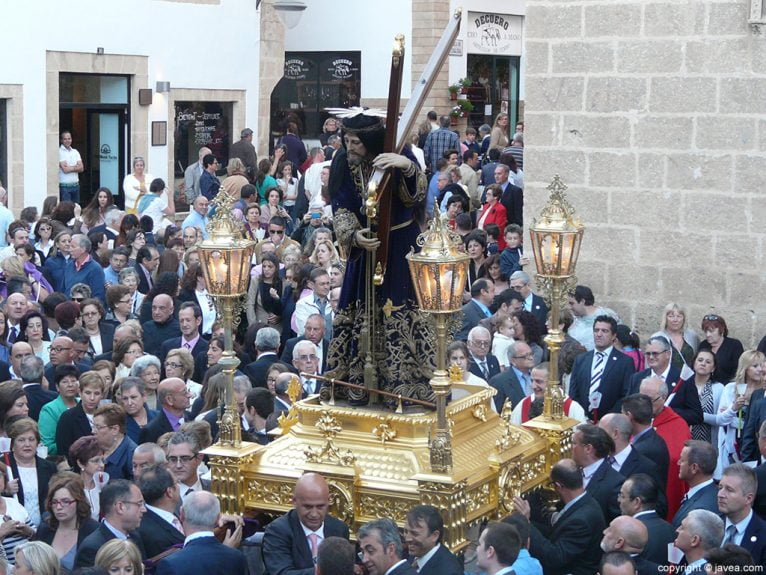 La imagen de Jesús de Nazareno después de salir de la Iglesia de San Bartolomé