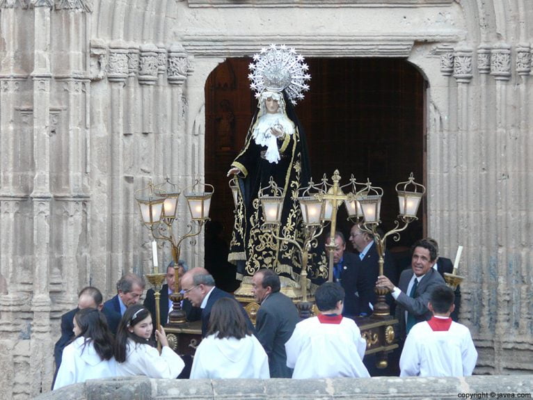 La imagen de la Dolorosa saliendo de la Iglesia de San Bartolomé