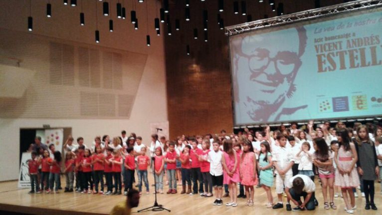 Los alumnos del Graüll participaron en el homenaje a Vicent Andrés Estellés