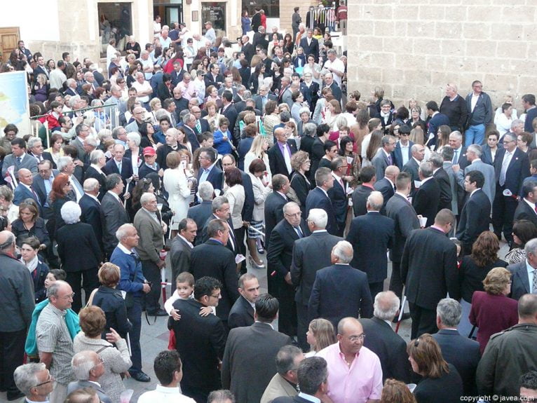 Los vecinos y vecinas de Jávea se reunieron en la Plaza de la Iglesia para esperar la salida de la imagen de Jesús Nazareno