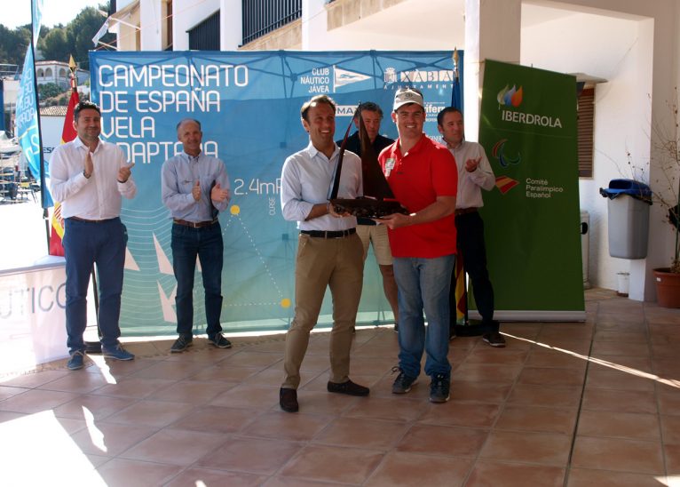 Mateo Castella entregando el trofeo a Rafael Andarias