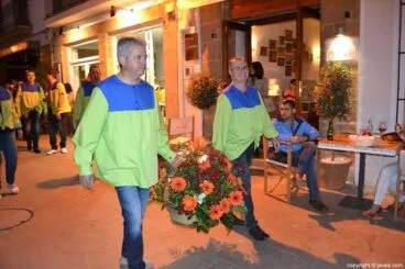 Miembros de la Comisión de Fiestas de Fogueres de Sant Joan en la ofrenda en honor a Jesús Nazareno