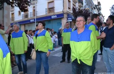 Miembros de la Comisión de Fogueres de Sant Joan en la ofrenda a Jesús Nazareno