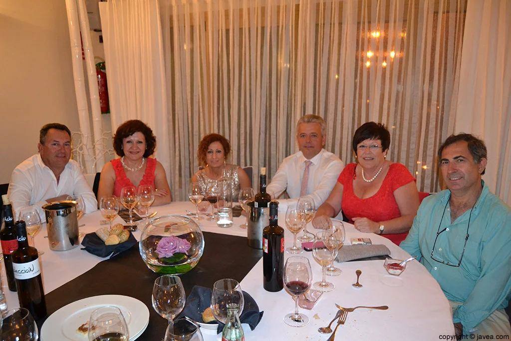 Miembros de la Comisión de Fogueres en la cena de gala de presentación de los quintos en el Carrasco