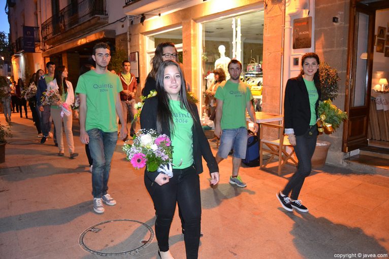 Miembros de la Quintà 2014 en la ofrenda de flores a Jesús Nazareno
