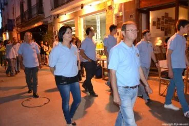 Miembros de las fiestas de Moros y Cristianos de Jávea en la ofrenda a Jesús de Nazareno