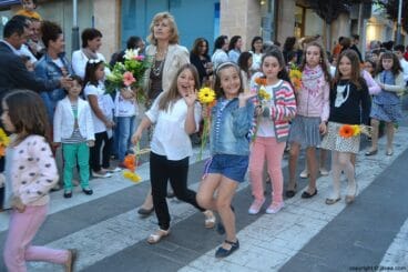 Niñas de primera comunión en la ofrenda a Jesús de Nazareno