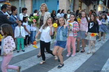Niñas de primera comunión en la ofrenda a Jesús de Nazareno