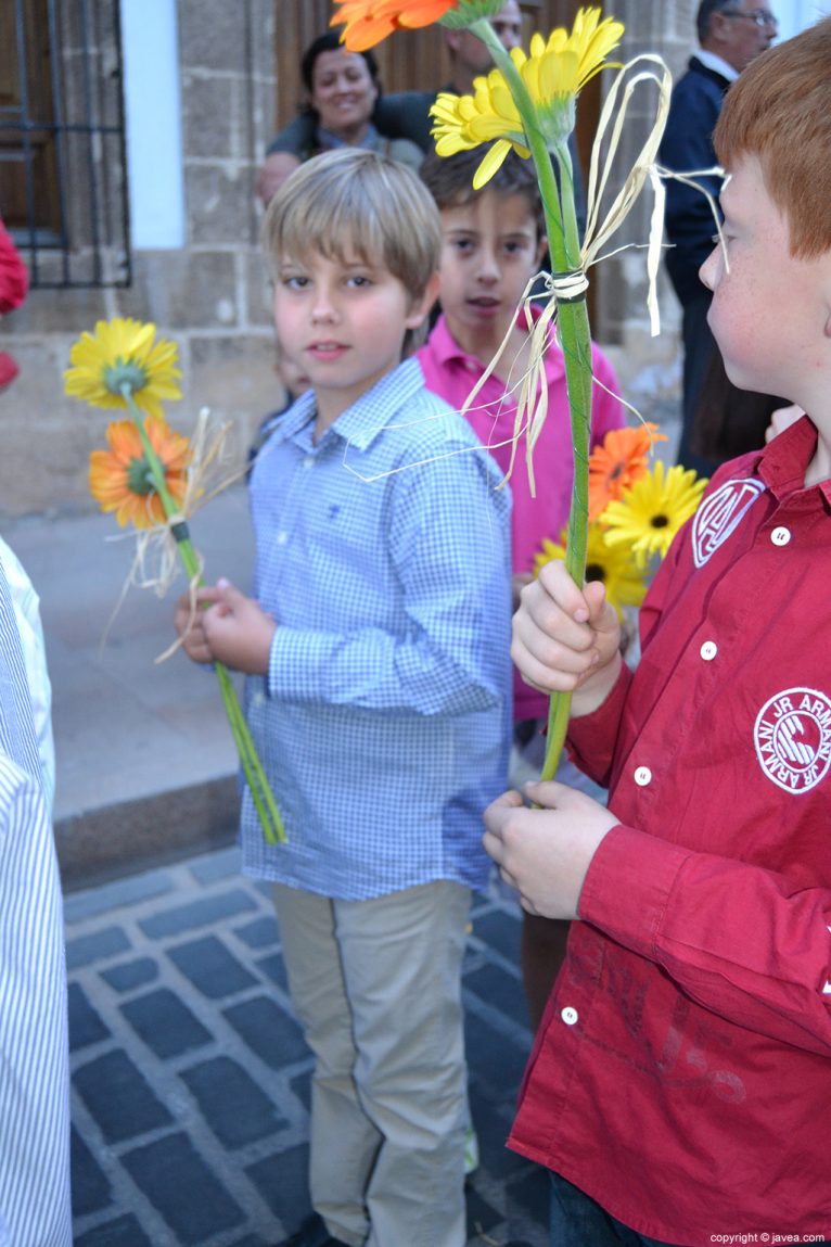Niños de Primera Comunión de Jávea en la ofrenda de flores en honor a Jesús Nazareno