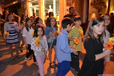 Niños y niñas de Jávea de primera comunión en la ofrenda a Jesús de Nazareno