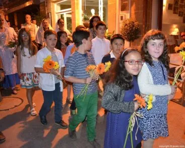 Niños y niñas de primera comunión en la ofrenda a Jesús de Nazareno