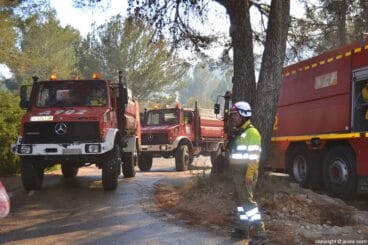 Opertivos de emergencia se iban sumando a las labores de extinción del incendio en el Montgó