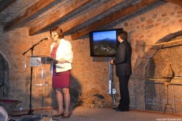 Pepa Guardiola recitando su escrito sobre els riuraus