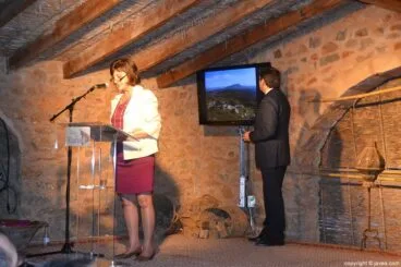 Pepa Guardiola recitando su escrito sobre els riuraus
