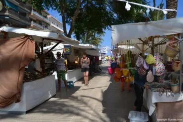 Puestos de artesanía en el Festival del Mar