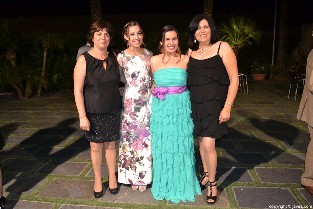 Quintas del 2014 acompañadas de sus madres en la fiesta del Carrasco