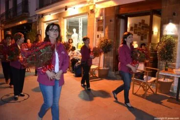 Vecinas de Jávea en la ofrenda de flores a Jesús de Nazareno