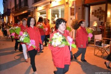 Vecinas de Jávea participando en la ofrenda a Jesús Nazareno