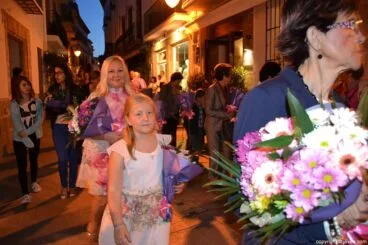 Vecinas de Jávea participando en la ofrenda de flores a Jesús de Nazareno