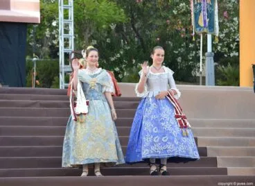 Ainhoa Berenguer Rodríguez y Lauren Nicole Brady miembros de la Comisión Juvenil de Fogueres 2014 de Jávea