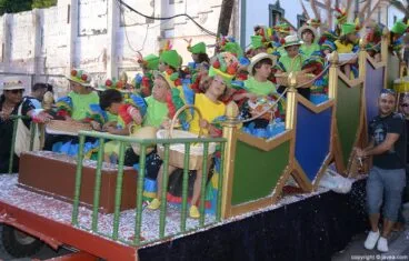 Alumnos del colegio público Graüll en el desfile de carrozas