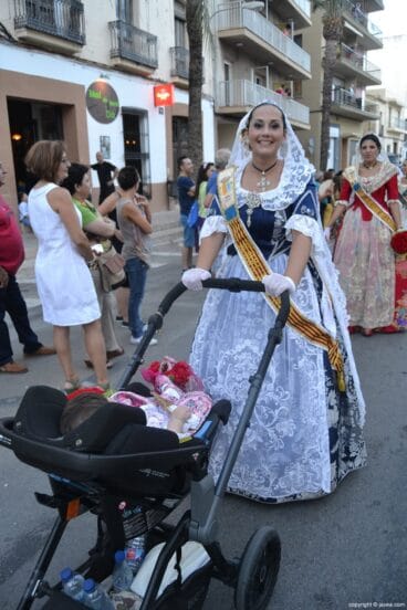 Ana Bolufer quinta del 2004 en la ofrenda a San Juan