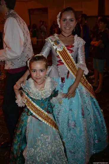 Ana Ribes Torres con una xabiera de la corte de honor infantil