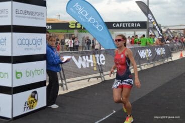 Andrea Fernández entrando en meta