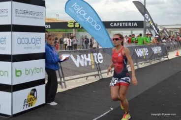 Andrea Fernández entrando en meta