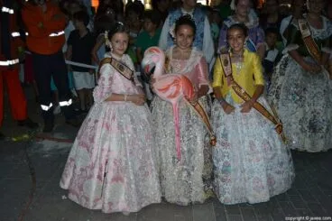 Andrea López, Claudia Sánchez y Nerea Mata con el ninot indultat antes de la cremà de la Foguera Infantil