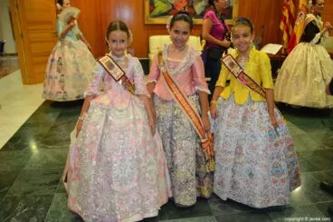 Andrea López Lillo, Claudia Sánchez Tachó y Nerea Mata Gutiérrez en el Ayuntamiento de Jávea