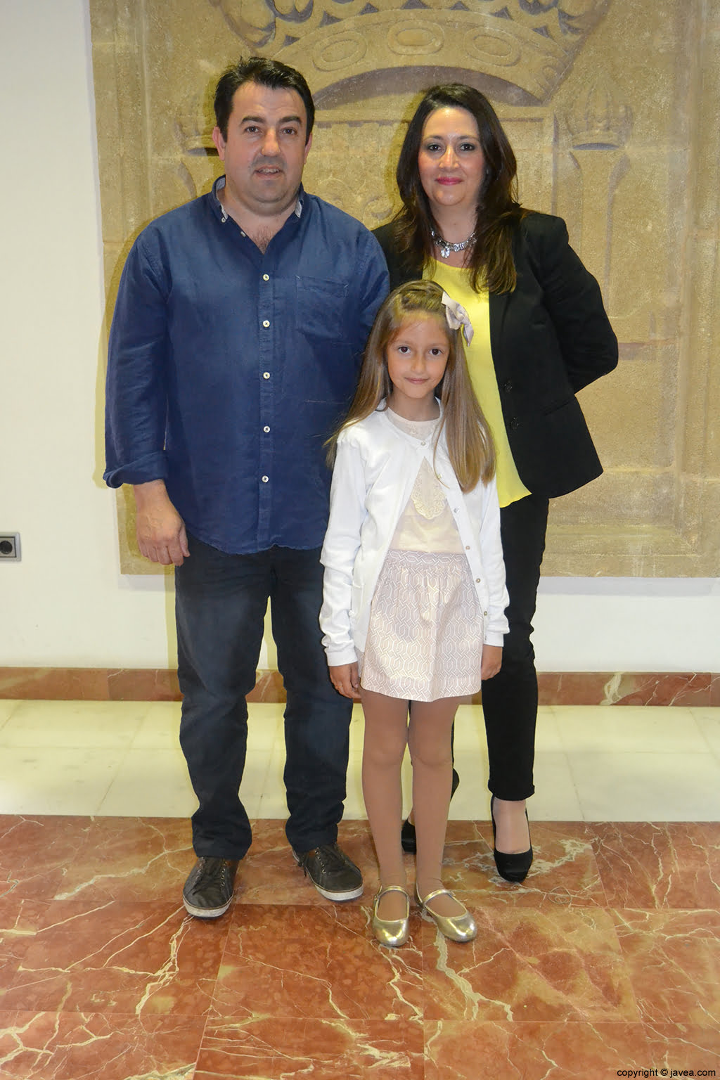 Andrea López Lillo, primera dama de honor infantil de 2014, junto con sus padres