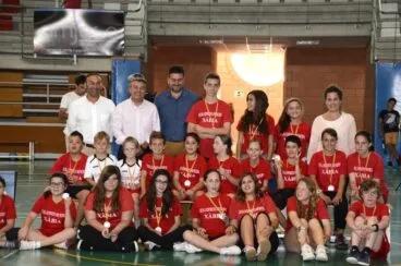 José Chulvi con los miembros de la escuela de Badmiton
