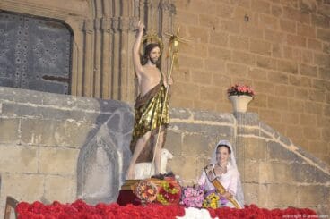Berta Lucas López entregando su ramo a San Juan