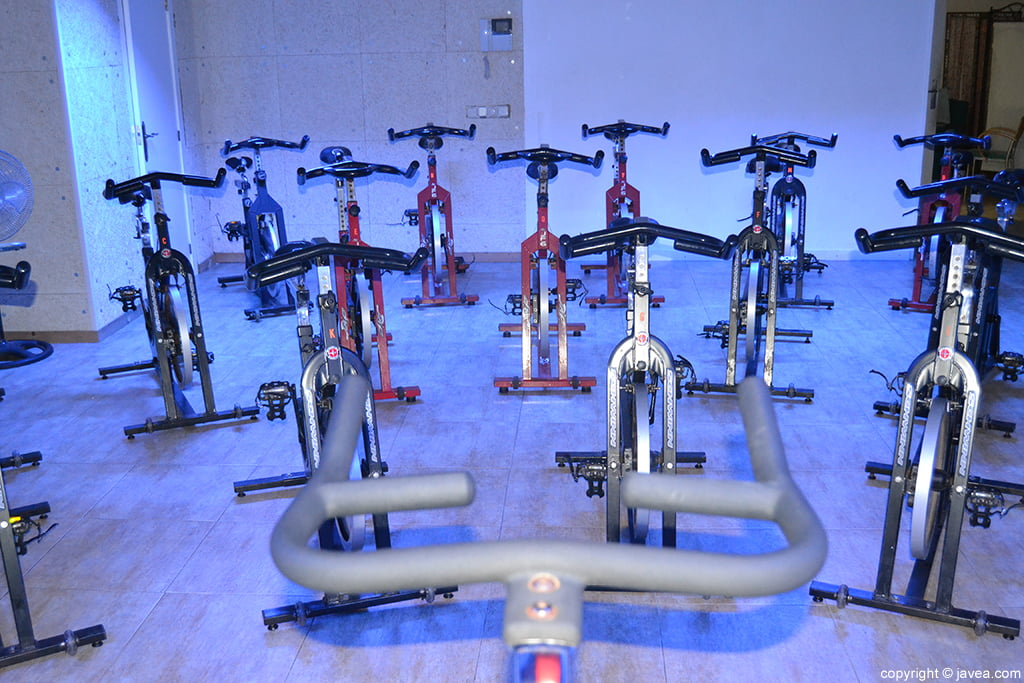 Bicicletas en la sala de spinning del gimnasio ProFigura de Jávea