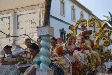 Carroza de la quintà 2004 en el desfile de Jávea