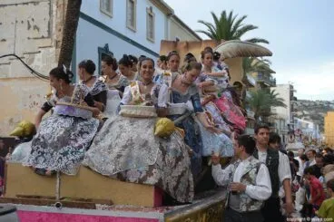 Carroza de quintas durante el desfile