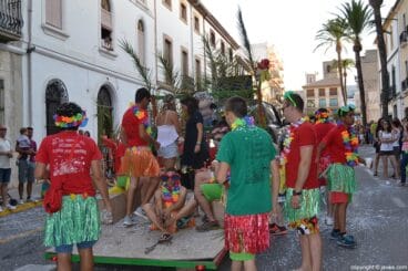 Carroza en el desfile de peñas