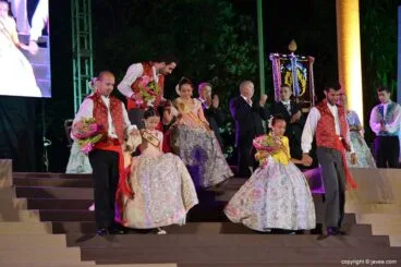 Claudia Sánchez, Andrea López y Nerea Mata acompañadas por miembros de la comisión de Fogueres