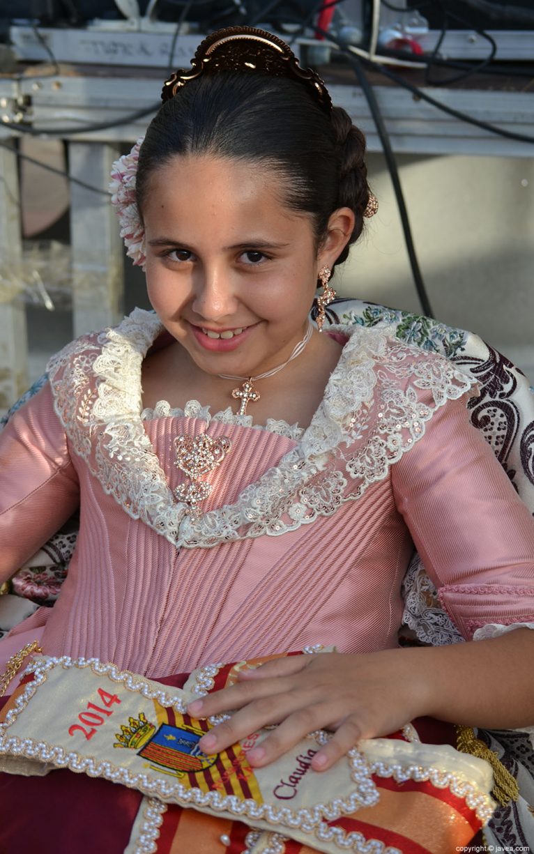Claudia Sánchez Tachó antes de su proclamación como reina infantil de Fogueres 2014