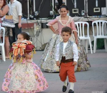 Claudia Sánchez Tachó caminando hacia el escenario para ser proclamada como reina infantil 2014