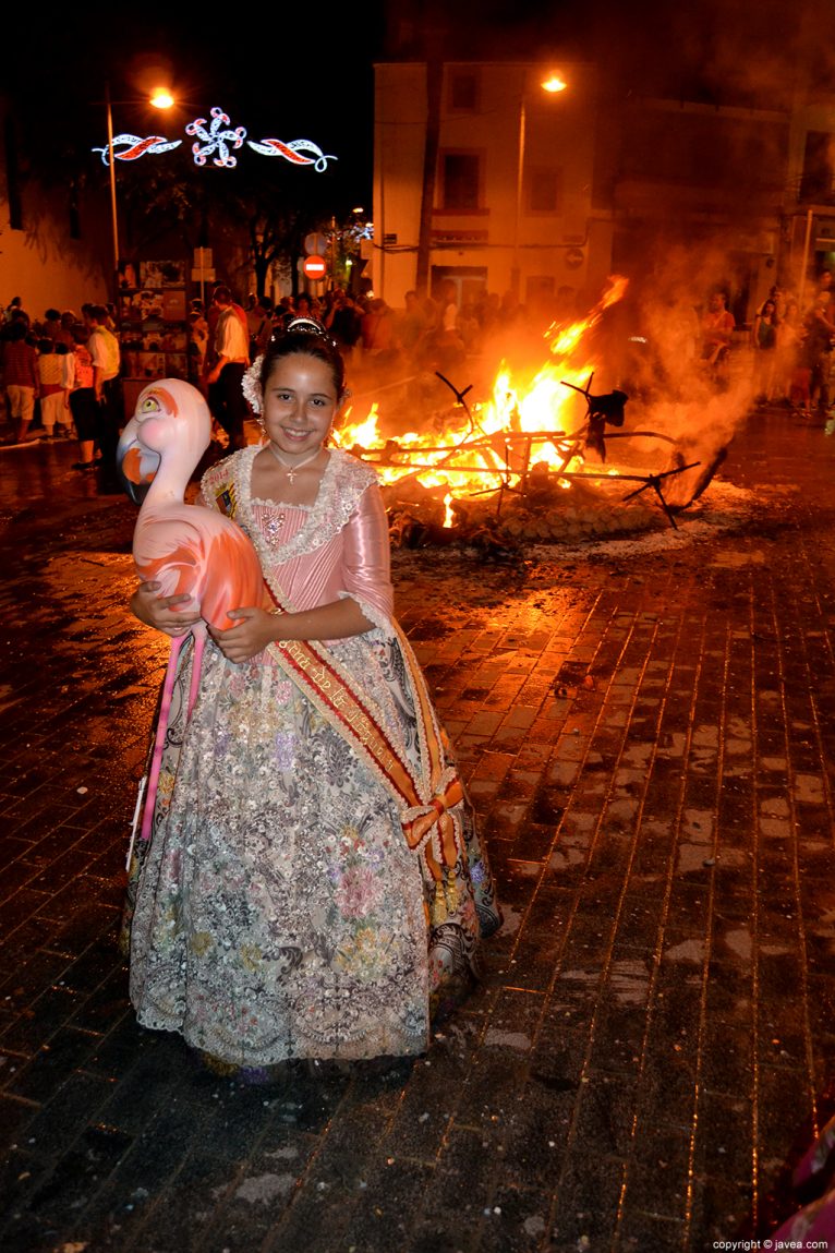 Claudia Sánchez Tachó con el ninto indultat en la cremà de la foguera infantil