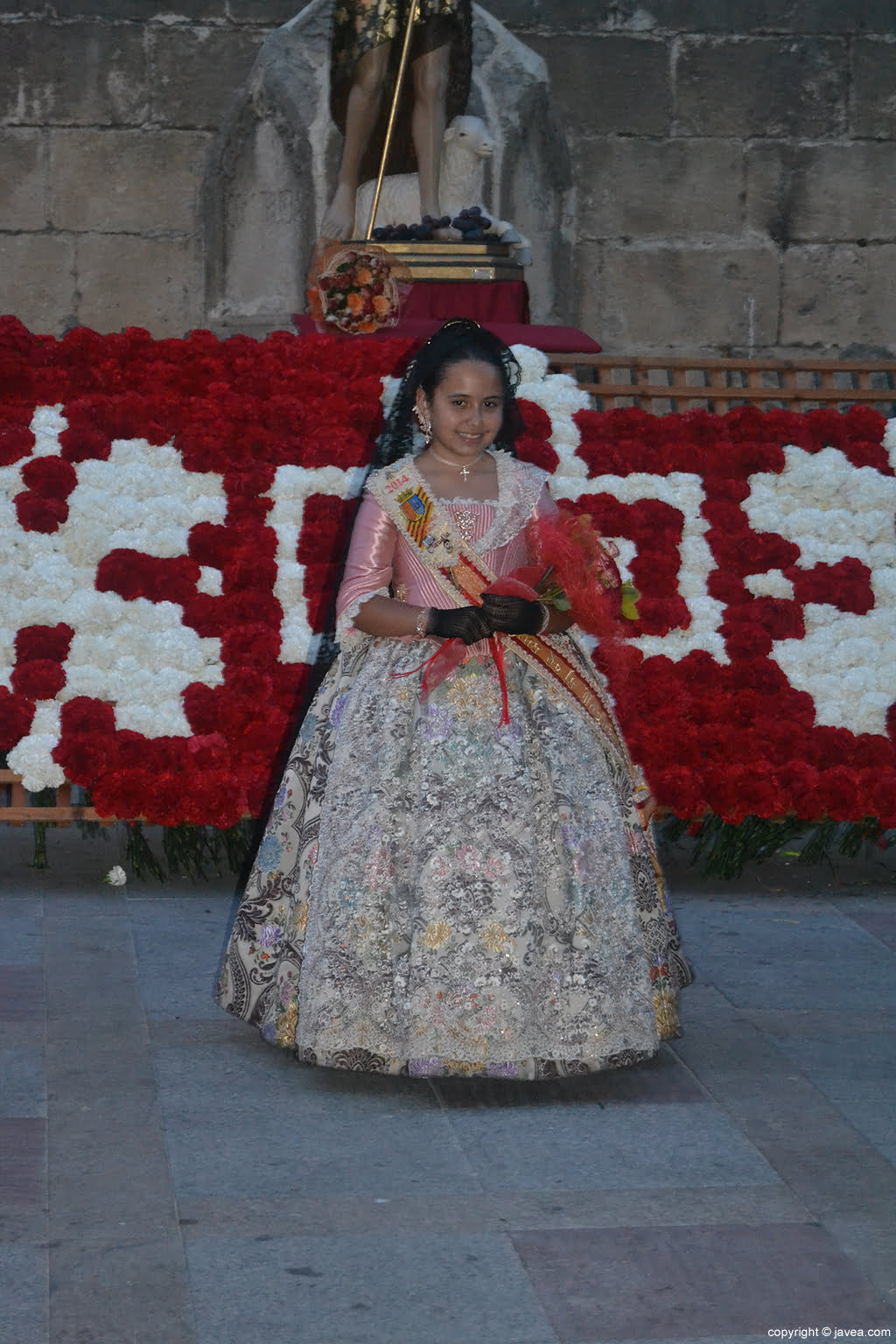 Claudia Sánchez Tachó en la ofrenda de flores a San Juan