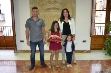 Claudia Sánchez Tachó, reina infantil de Fogueres 2014, junto con sus padres y hermana