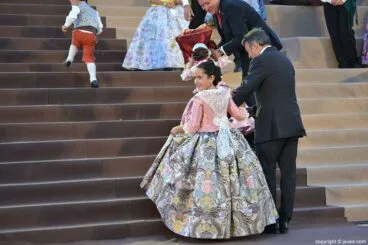 Claudia Sánchez Tachó subiendo al escenario con el alcalde de Jávea, José Chulvi