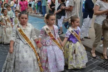 Corte de honor infantil en el pasacalle del Pregó