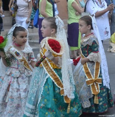 Corte de honor infantil en la ofrenda a San Juan
