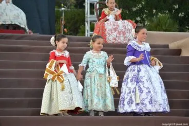Corte de honor infantil en la proclamación de la reina infantil de Fogueres 2014