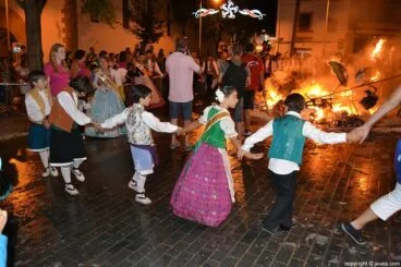 Corte de honor infantil rodando la Foguera mientras se quema