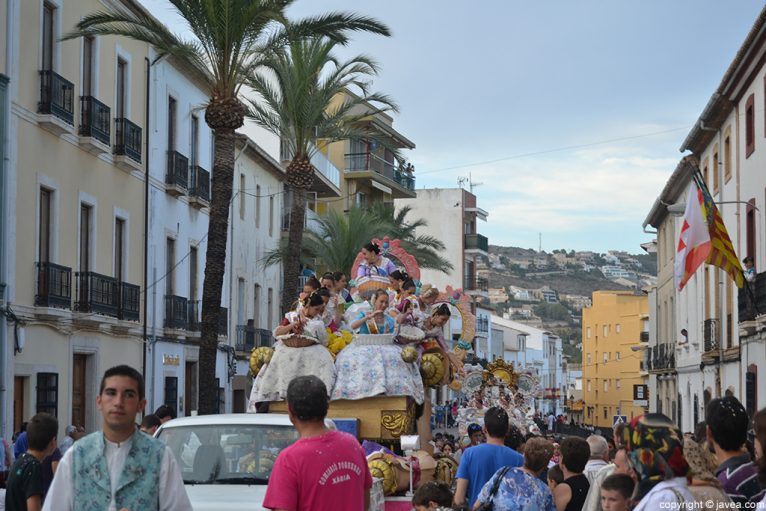 Desfile de carrozas de San Juan en Jávea